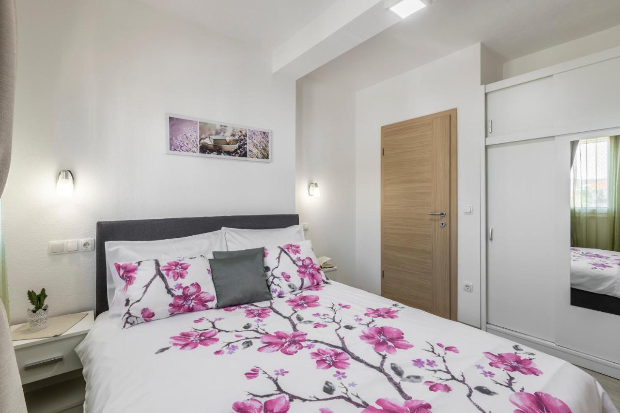 Apart Sa Terasom 250M Od Plaze,Parking,Wi Fi,Rostilj Trogir Eksteriør billede