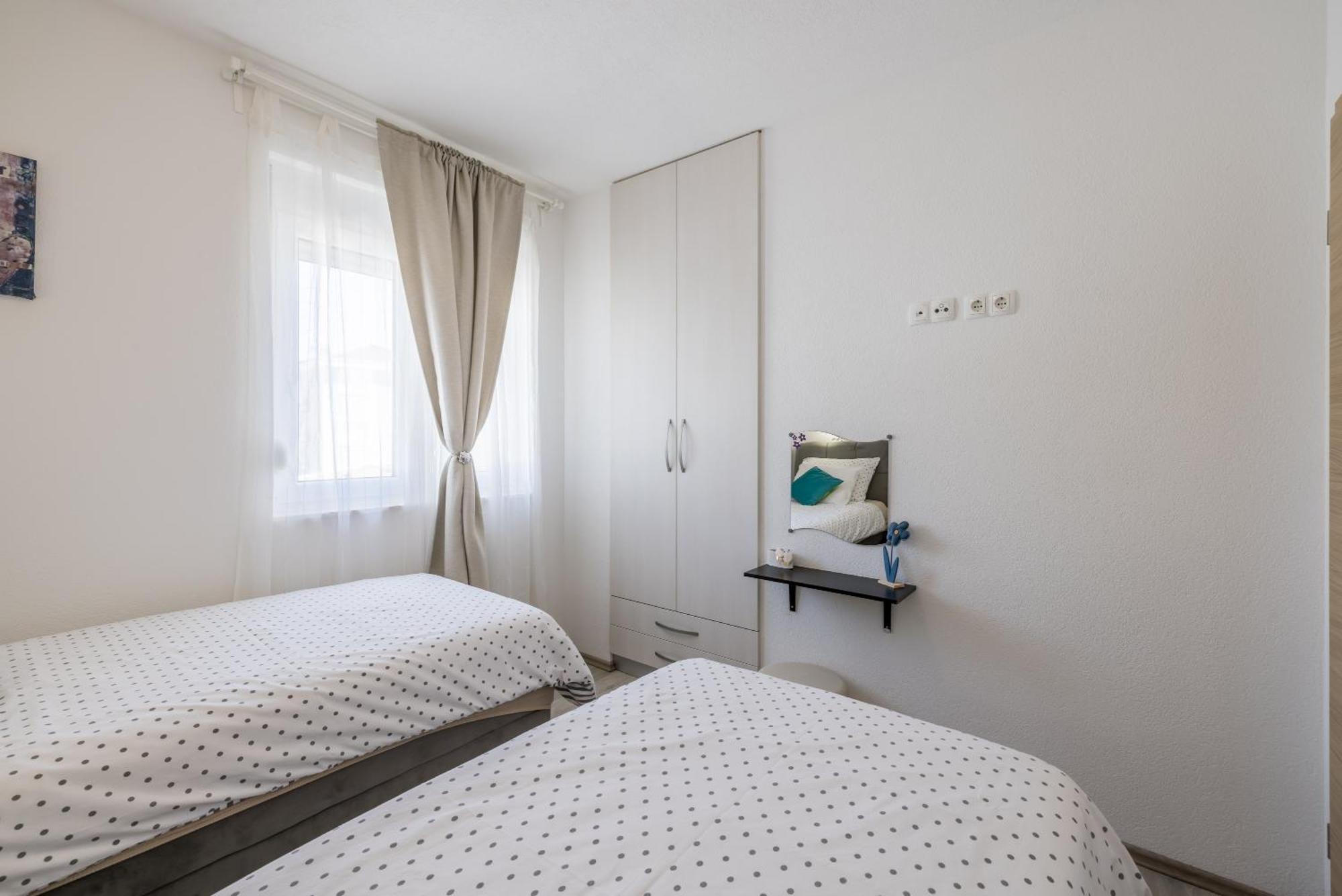Apart Sa Terasom 250M Od Plaze,Parking,Wi Fi,Rostilj Trogir Eksteriør billede