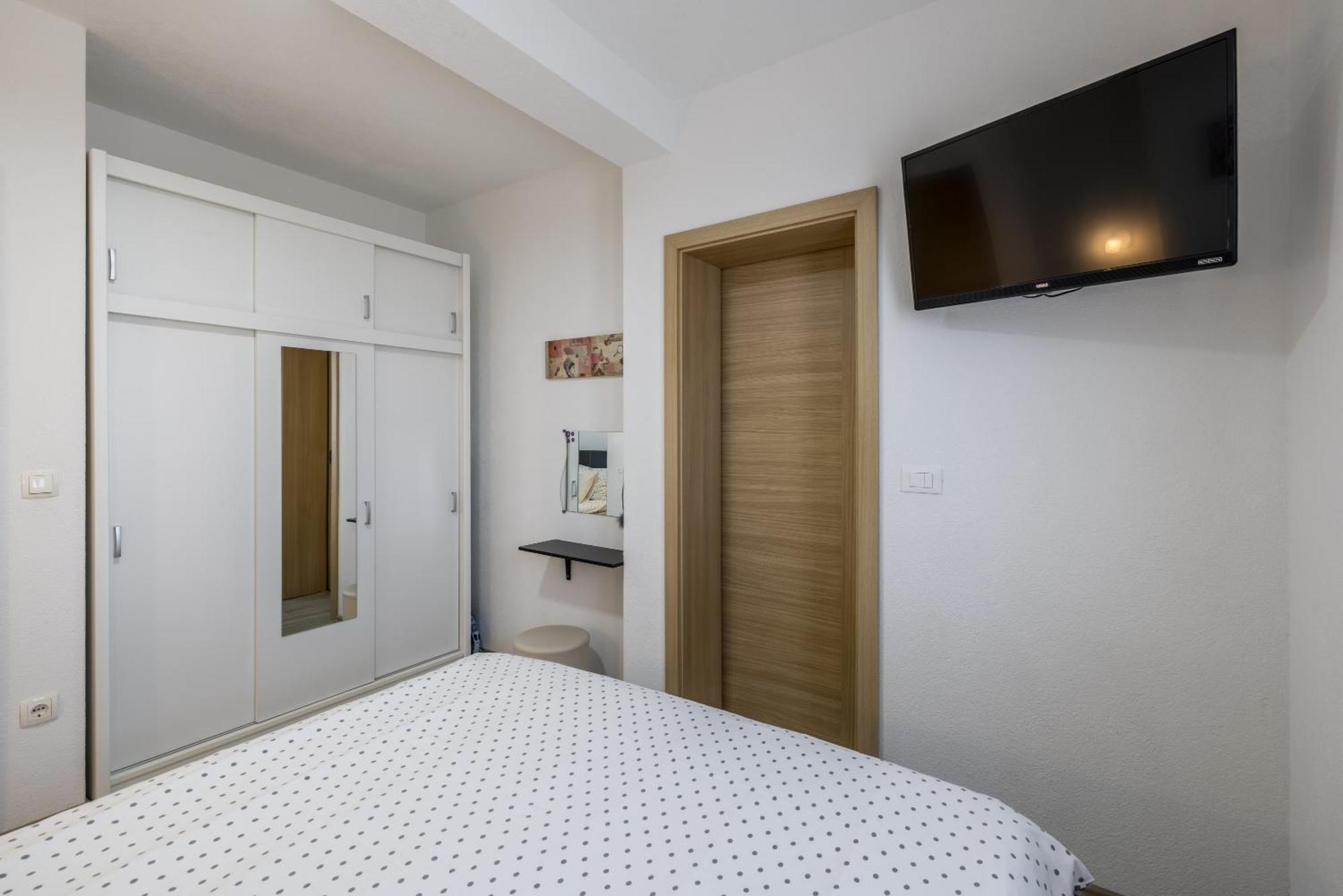 Apart Sa Terasom 250M Od Plaze,Parking,Wi Fi,Rostilj Trogir Eksteriør billede