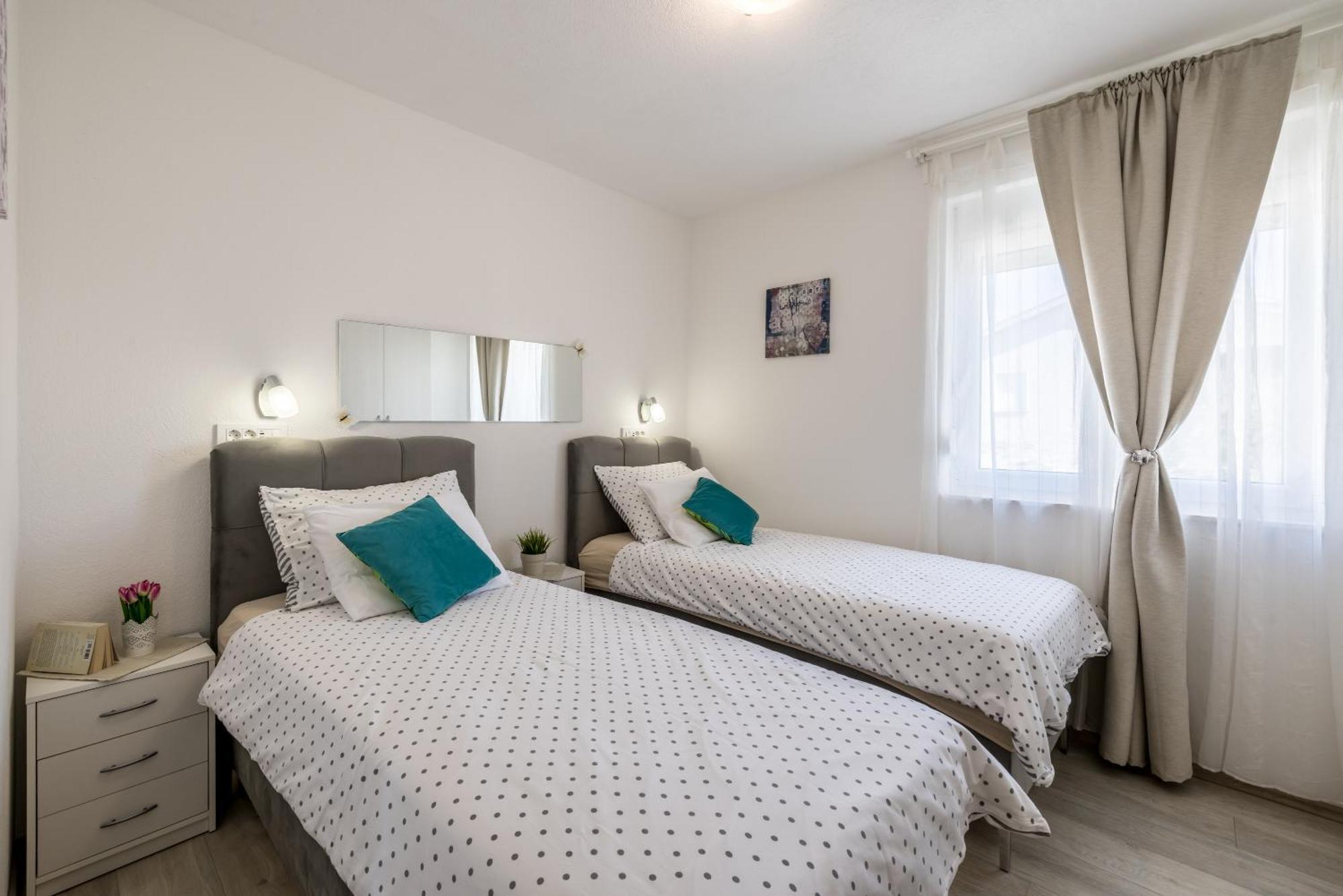 Apart Sa Terasom 250M Od Plaze,Parking,Wi Fi,Rostilj Trogir Eksteriør billede