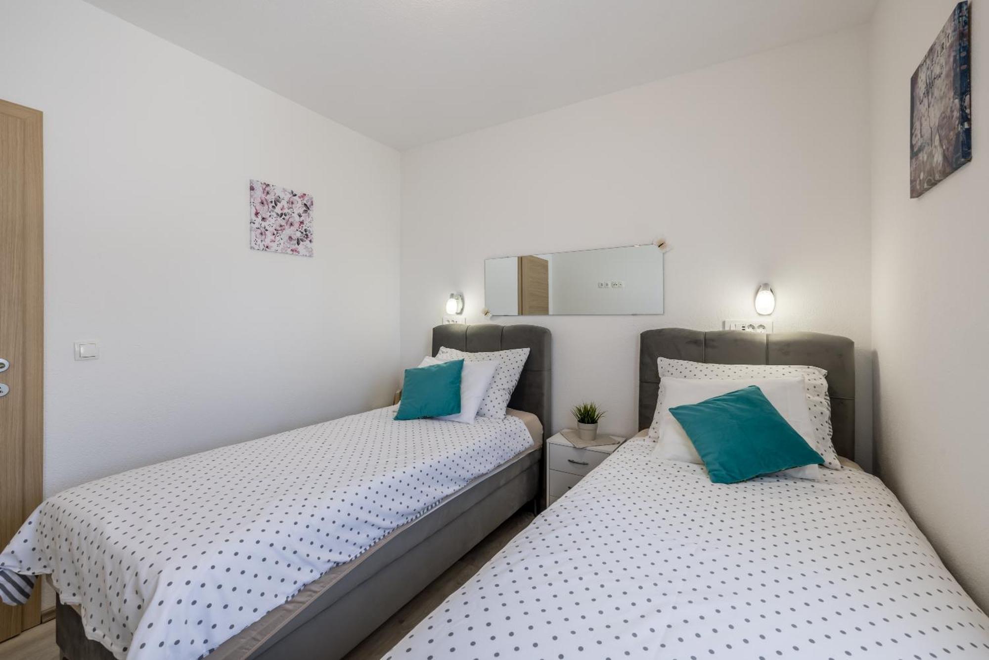 Apart Sa Terasom 250M Od Plaze,Parking,Wi Fi,Rostilj Trogir Eksteriør billede